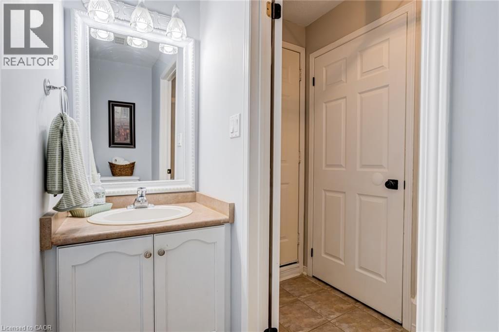 90 Davidson Boulevard, Dundas, ON - Indoor Photo Showing Bathroom