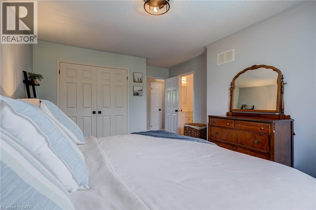 90 Davidson Boulevard, Dundas, ON - Indoor Photo Showing Bedroom