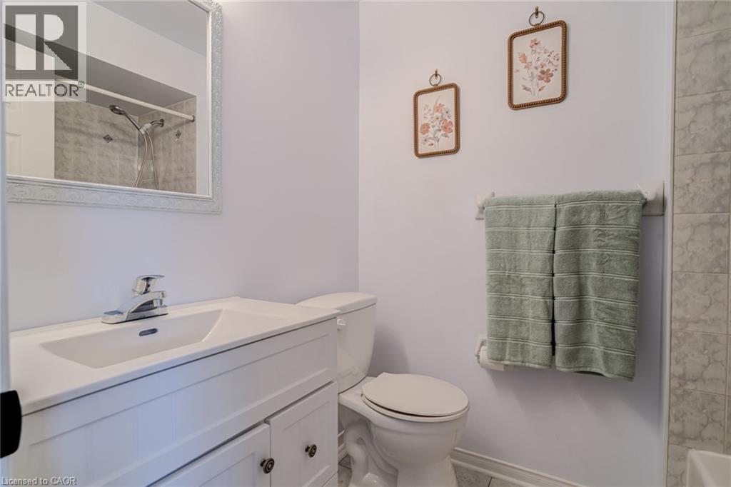 90 Davidson Boulevard, Dundas, ON - Indoor Photo Showing Bathroom