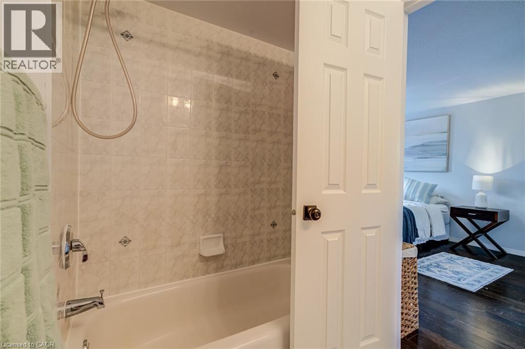 90 Davidson Boulevard, Dundas, ON - Indoor Photo Showing Bathroom