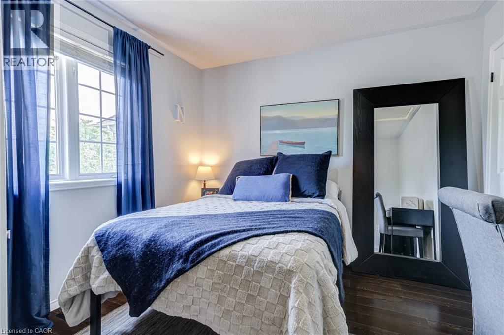 90 Davidson Boulevard, Dundas, ON - Indoor Photo Showing Bedroom