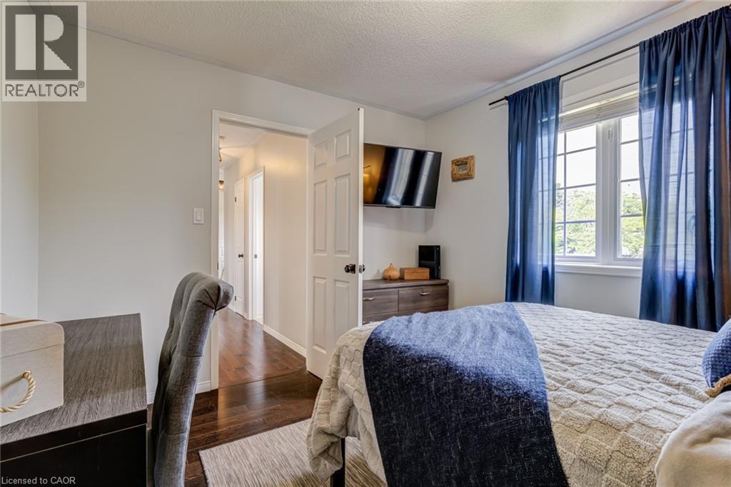 90 Davidson Boulevard, Dundas, ON - Indoor Photo Showing Bedroom