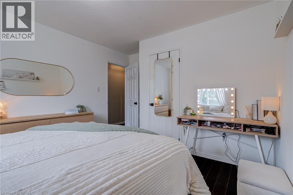 90 Davidson Boulevard, Dundas, ON - Indoor Photo Showing Bedroom