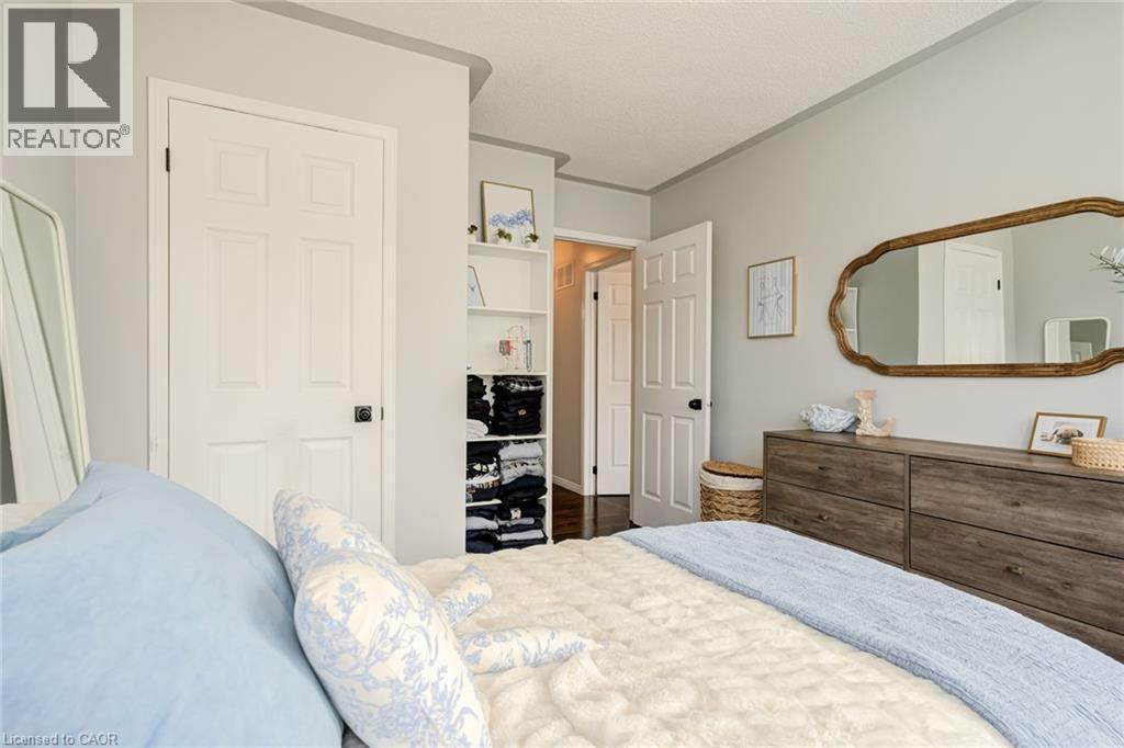 90 Davidson Boulevard, Dundas, ON - Indoor Photo Showing Bedroom