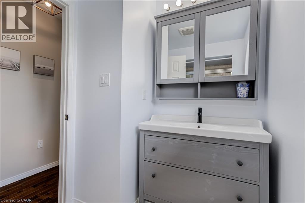 90 Davidson Boulevard, Dundas, ON - Indoor