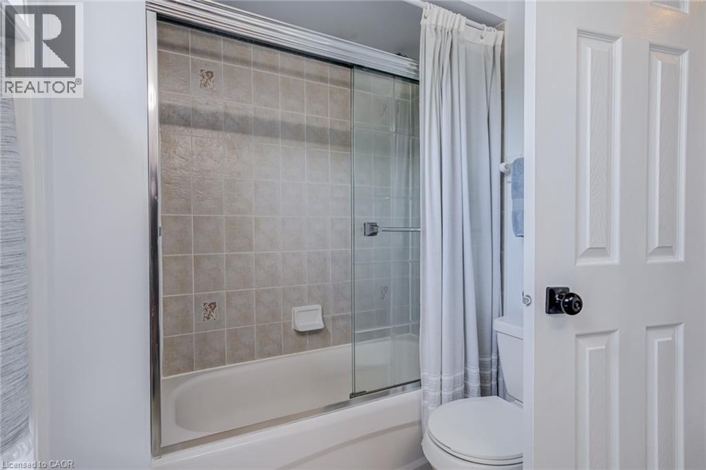 90 Davidson Boulevard, Dundas, ON - Indoor Photo Showing Bathroom