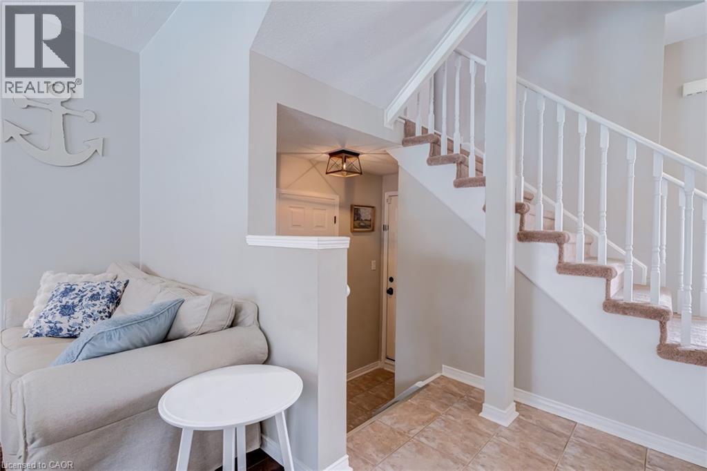 90 Davidson Boulevard, Dundas, ON - Indoor Photo Showing Other Room