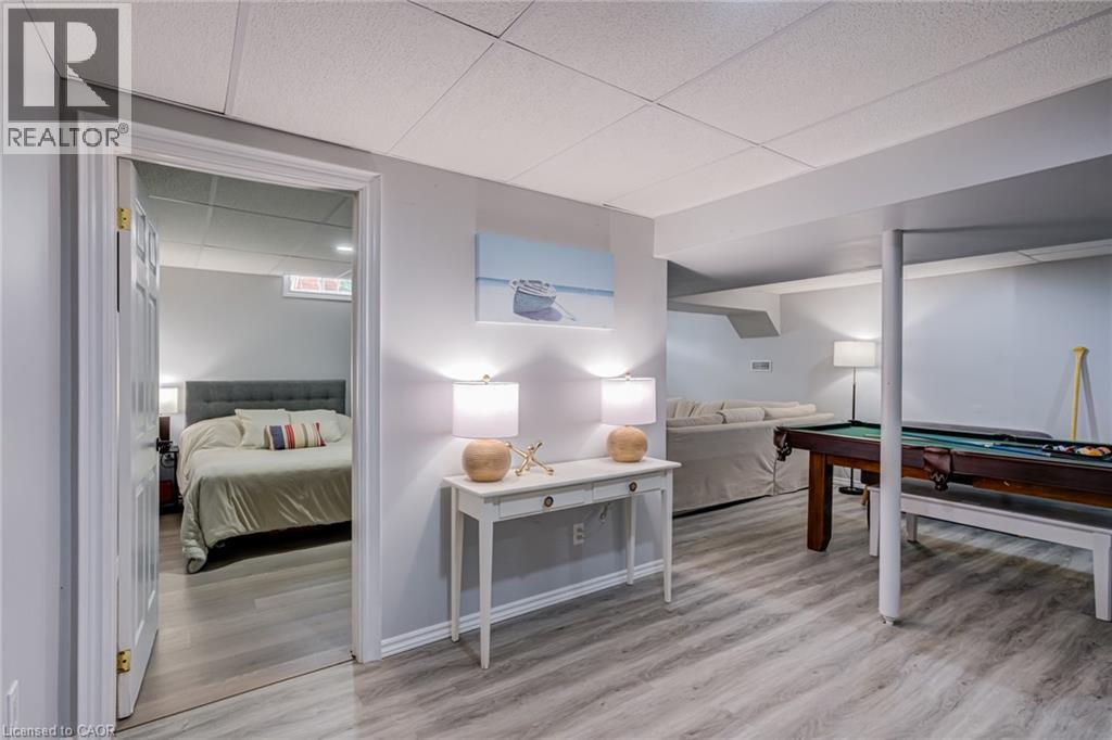 90 Davidson Boulevard, Dundas, ON - Indoor Photo Showing Bedroom