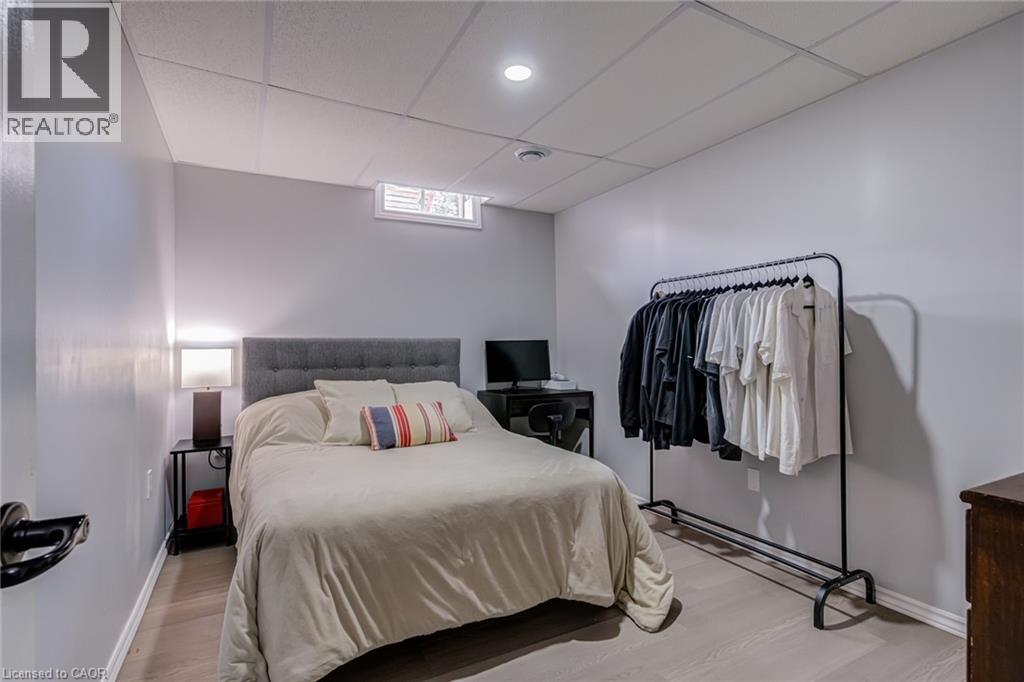 90 Davidson Boulevard, Dundas, ON - Indoor Photo Showing Bedroom