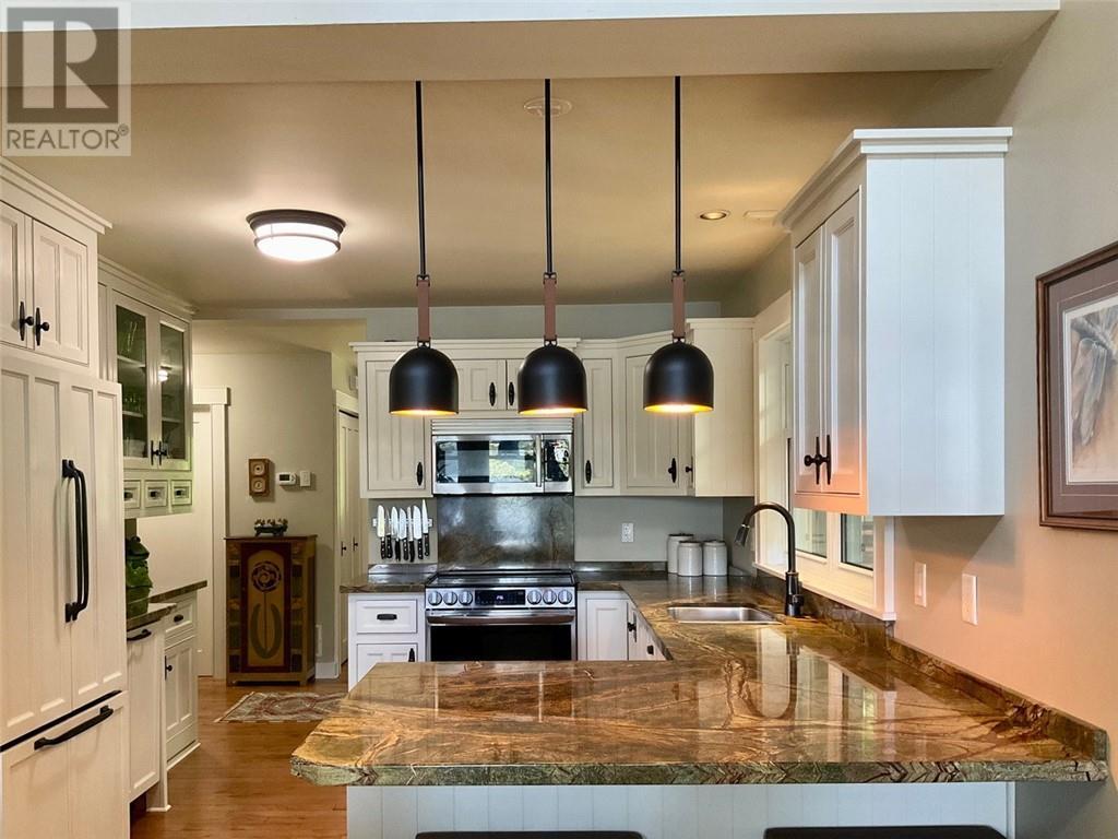 610 Park, Worthington, ON - Indoor Photo Showing Kitchen