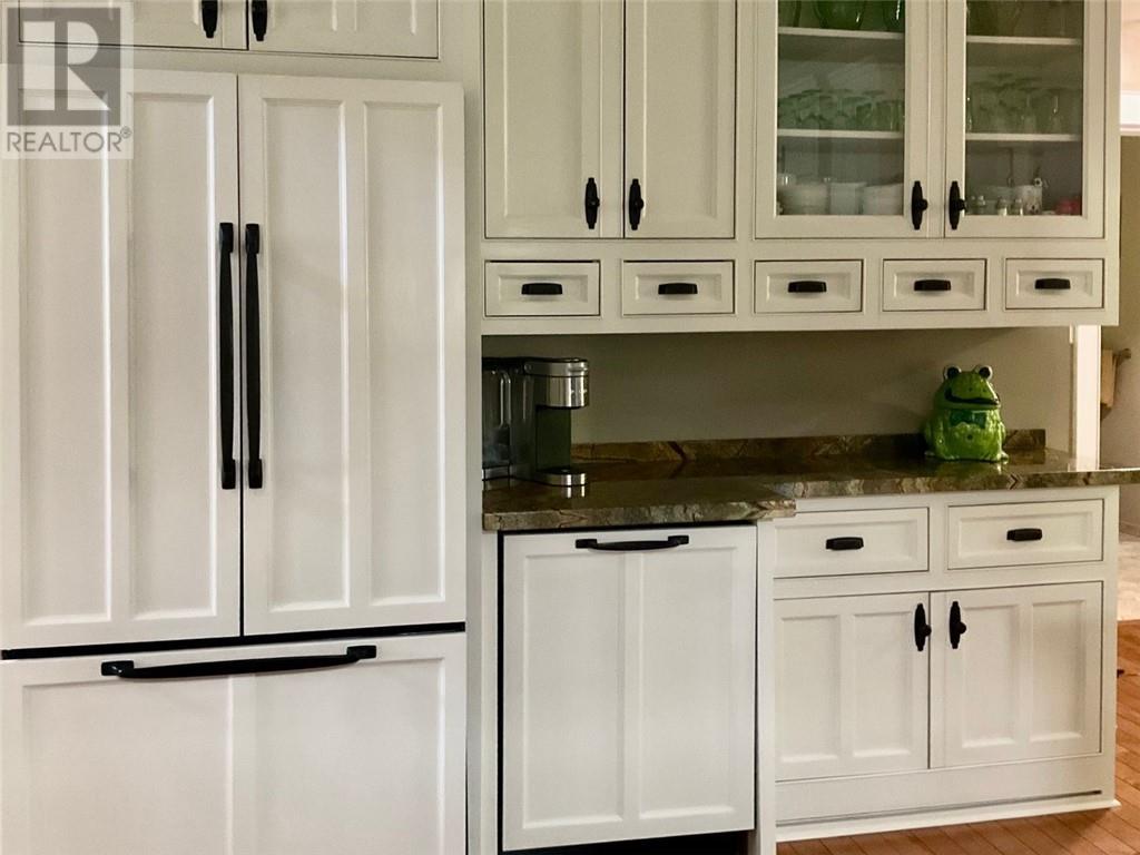 610 Park, Worthington, ON - Indoor Photo Showing Kitchen