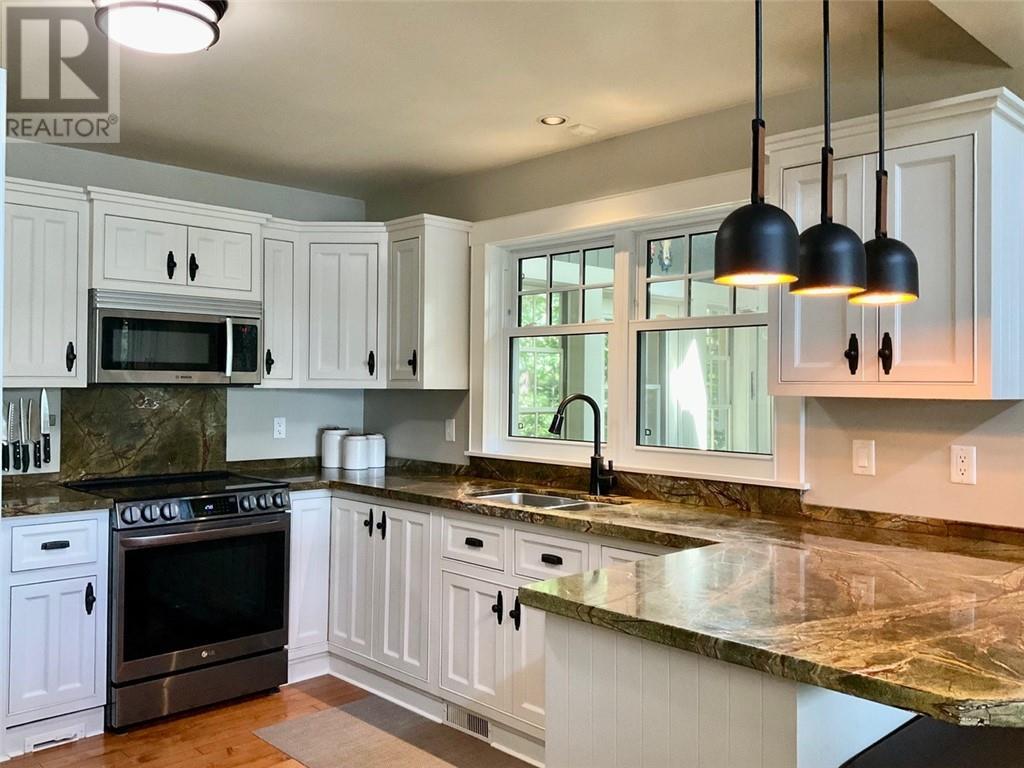 610 Park, Worthington, ON - Indoor Photo Showing Kitchen