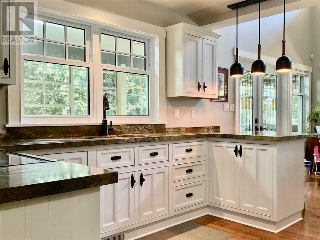 610 Park, Worthington, ON - Indoor