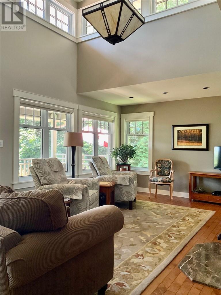 610 Park, Worthington, ON - Indoor Photo Showing Living Room