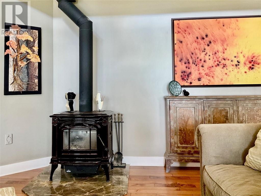 610 Park, Worthington, ON - Indoor Photo Showing Living Room