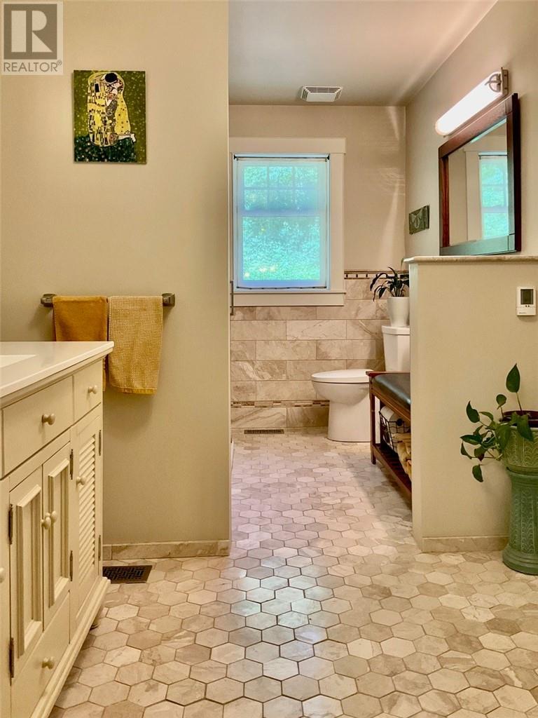 610 Park, Worthington, ON - Indoor Photo Showing Bathroom