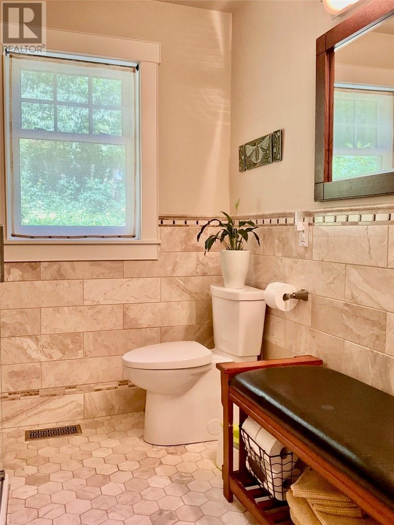 610 Park, Worthington, ON - Indoor Photo Showing Bathroom