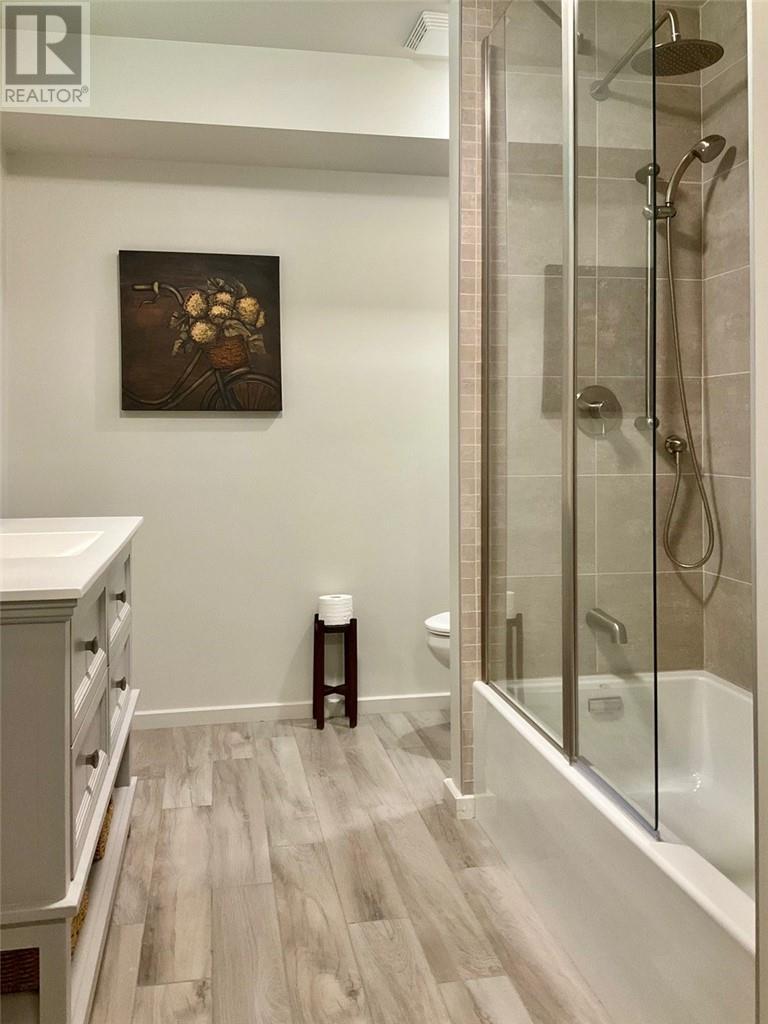 610 Park, Worthington, ON - Indoor Photo Showing Bathroom