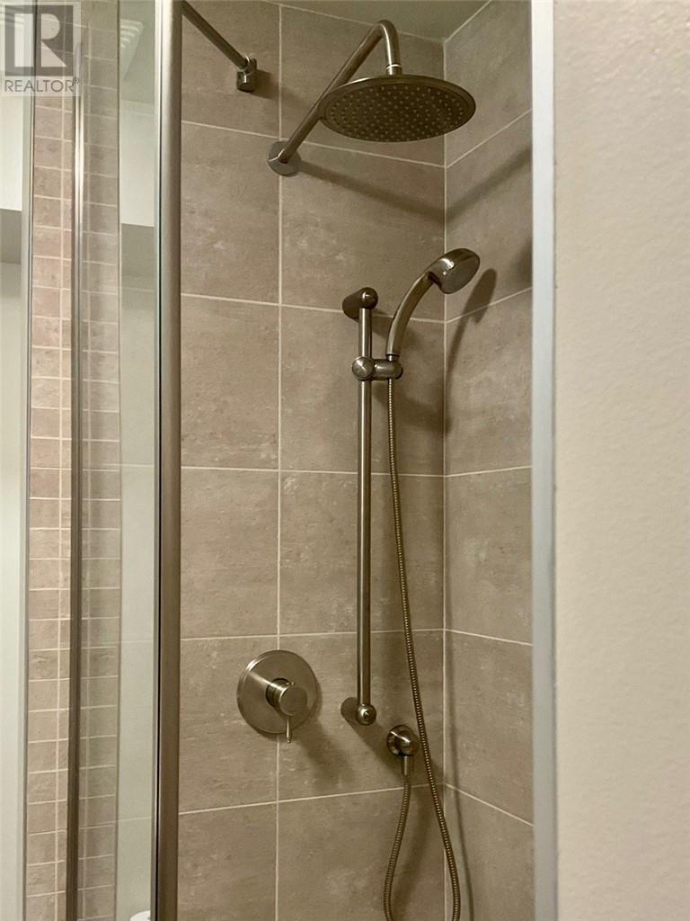 610 Park, Worthington, ON - Indoor Photo Showing Bathroom