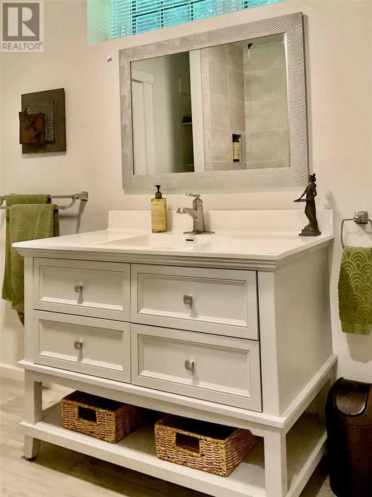 610 Park, Worthington, ON - Indoor Photo Showing Bathroom
