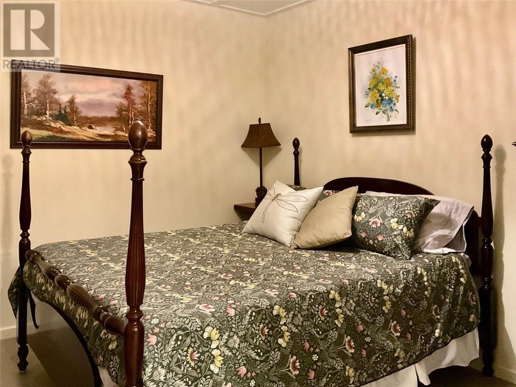 610 Park, Worthington, ON - Indoor Photo Showing Bedroom