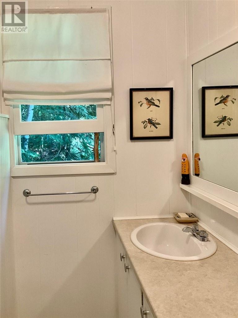 610 Park, Worthington, ON - Indoor Photo Showing Bathroom