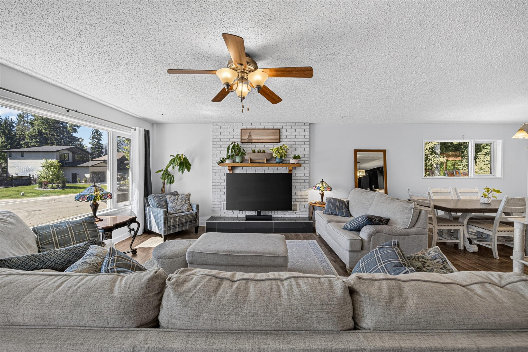 1386 Cypress Drive, Sparwood, BC - Indoor Photo Showing Living Room