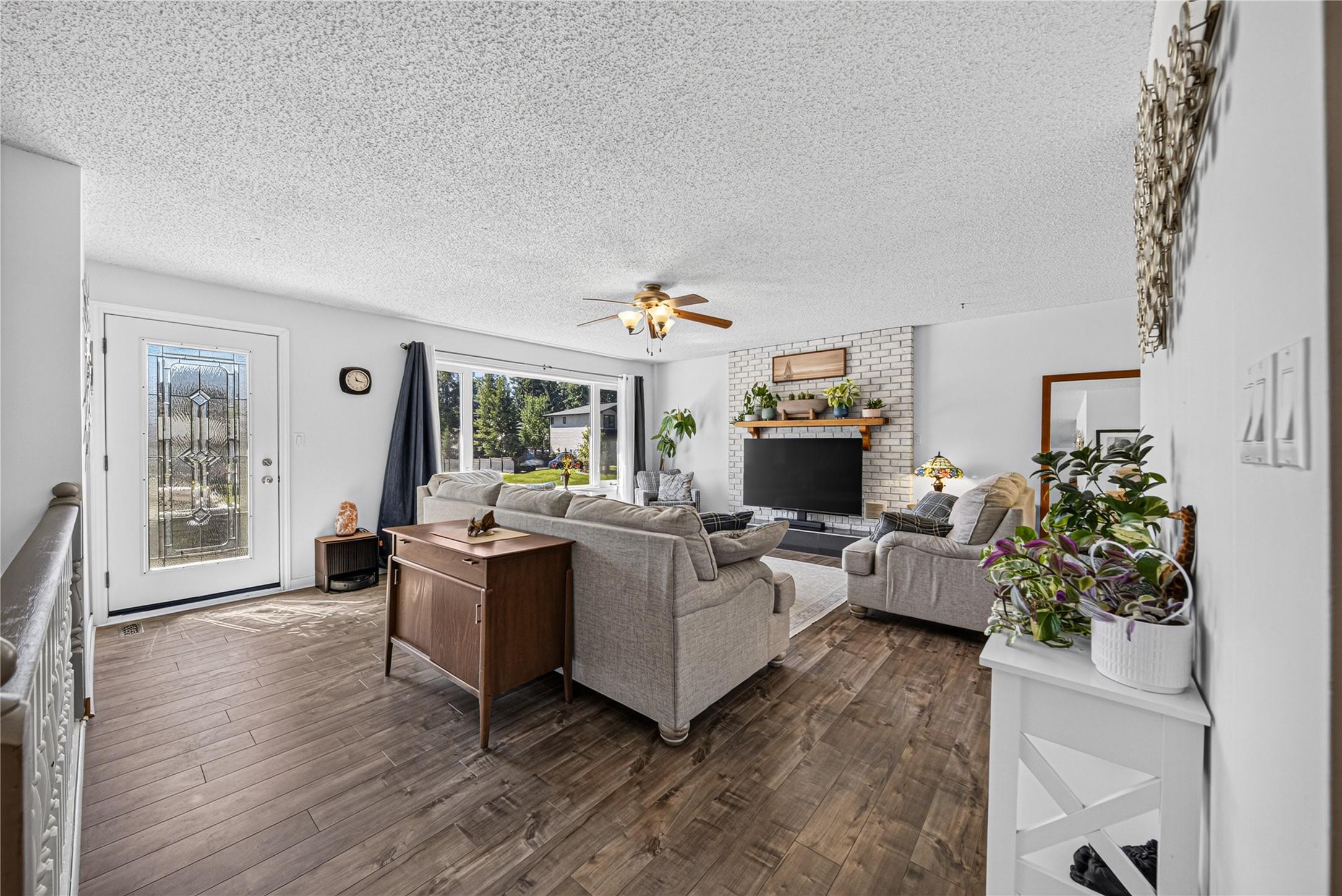 1386 Cypress Drive, Sparwood, BC - Indoor Photo Showing Living Room
