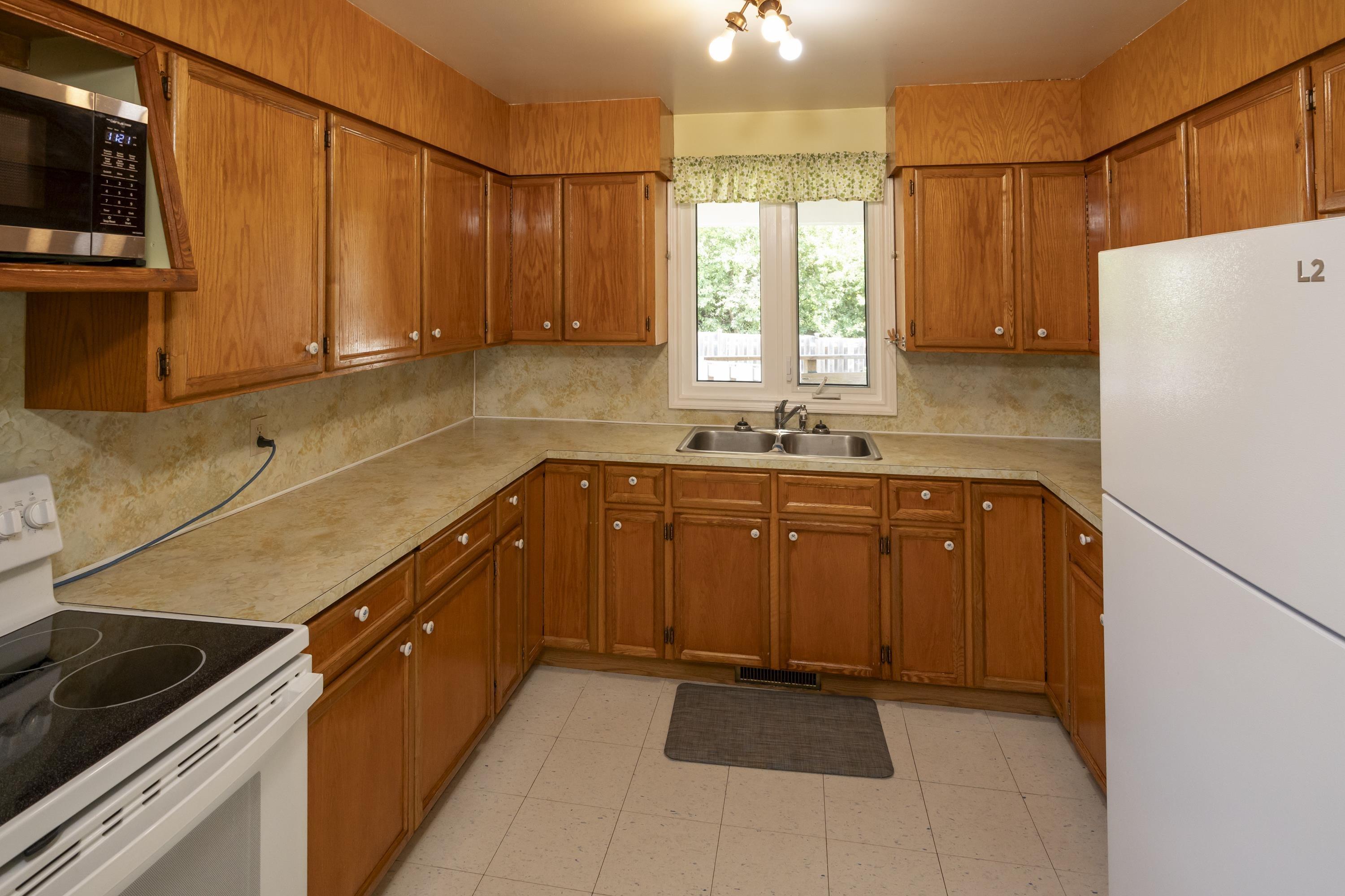 40 Lawrence Ave, Thunder Bay, ON - Indoor Photo Showing Kitchen With Double Sink