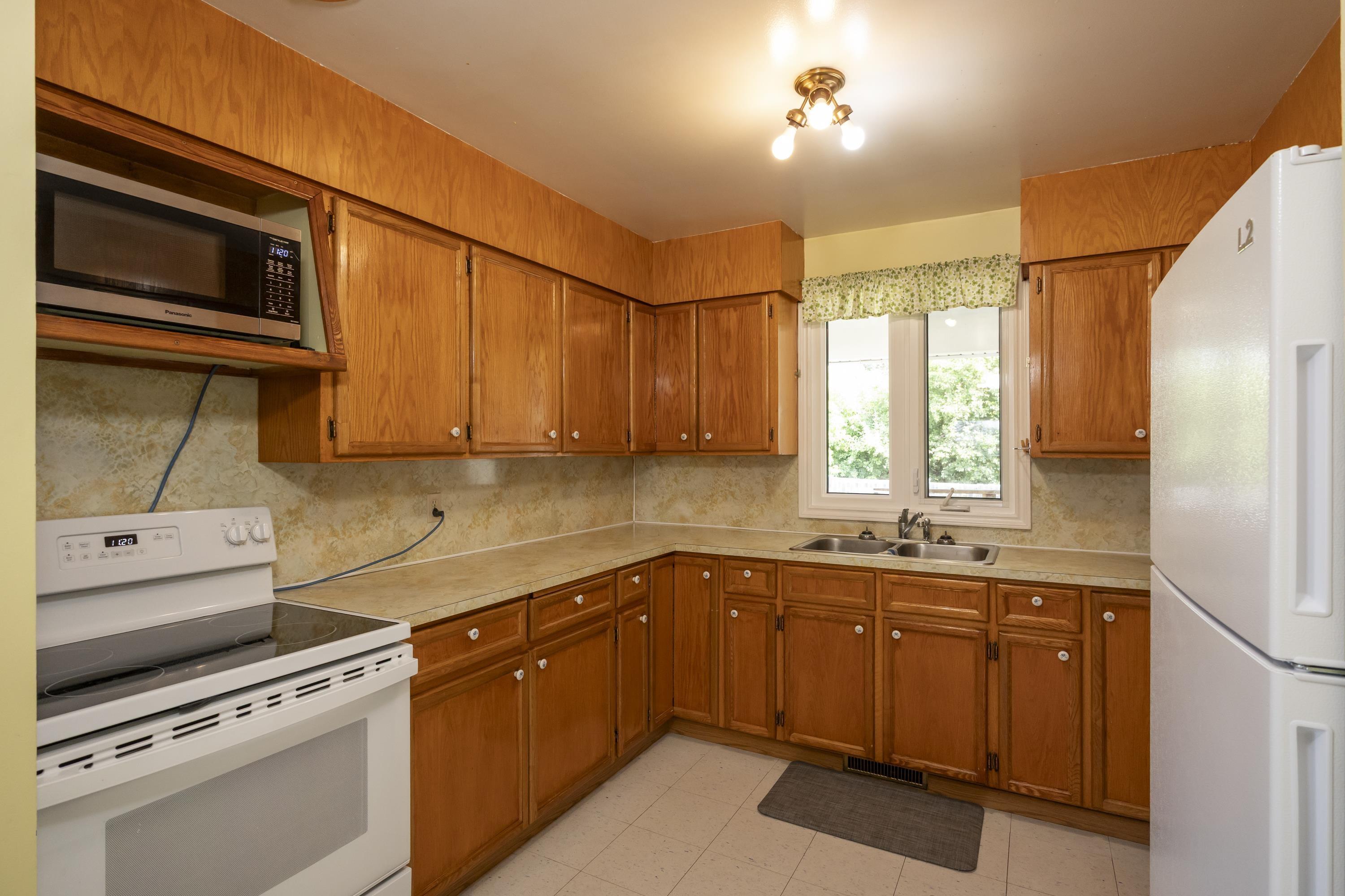 40 Lawrence Ave, Thunder Bay, ON - Indoor Photo Showing Kitchen With Double Sink