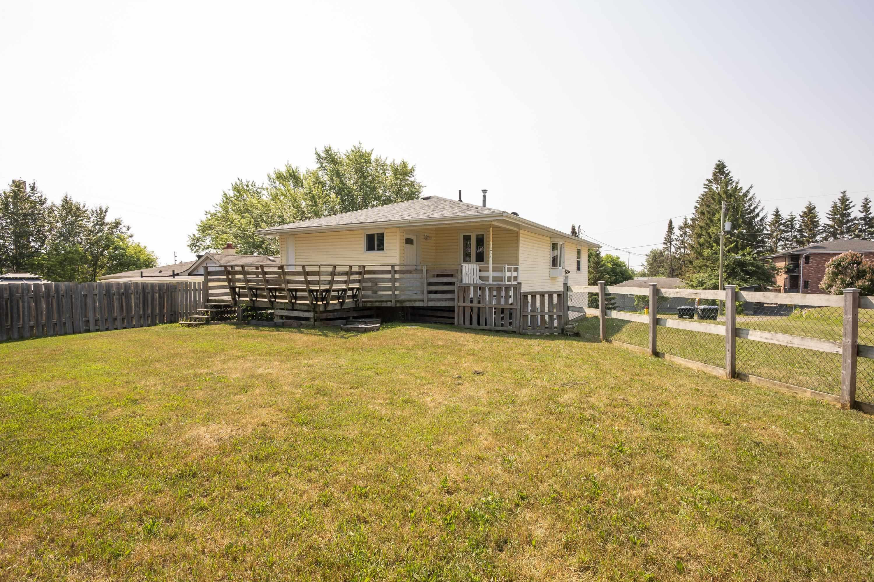 40 Lawrence Ave, Thunder Bay, ON - Outdoor With Deck Patio Veranda