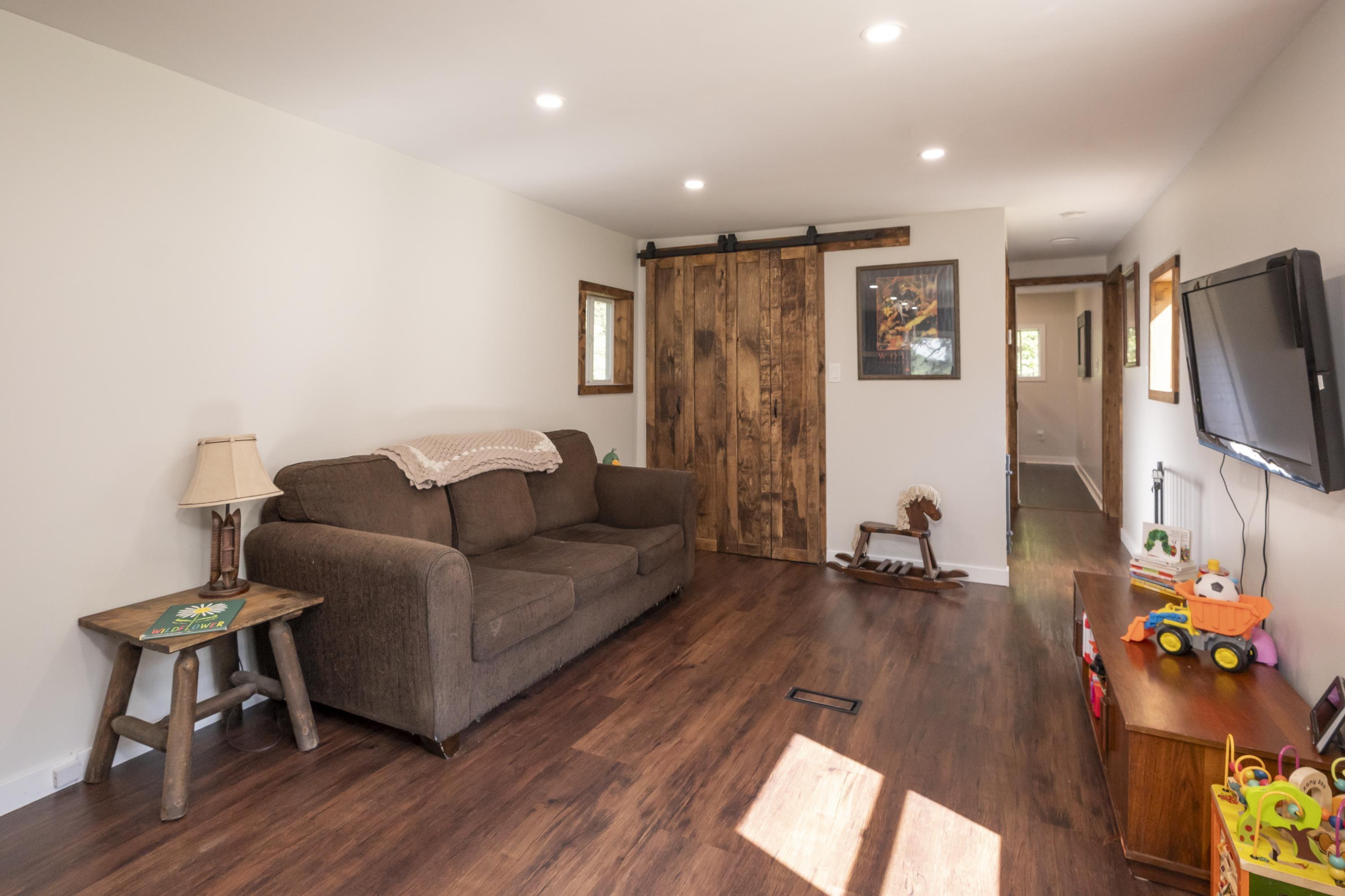 20 Union School Road S, Neebing, ON - Indoor Photo Showing Living Room