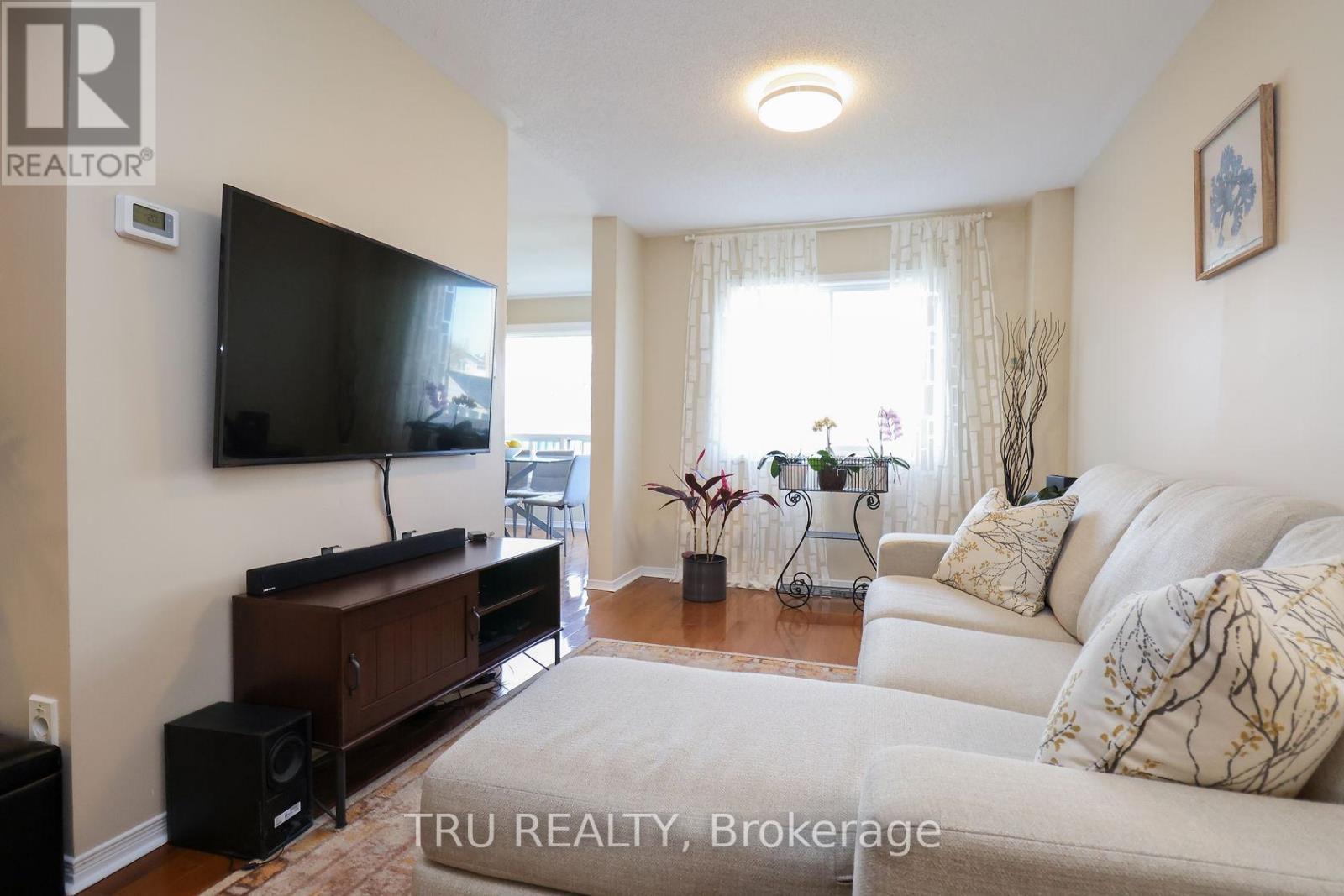 186 Daventry Crescent, Ottawa, ON - Indoor Photo Showing Living Room