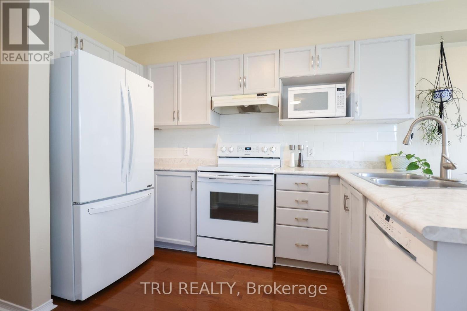 186 Daventry Crescent, Ottawa, ON - Indoor Photo Showing Kitchen With Double Sink