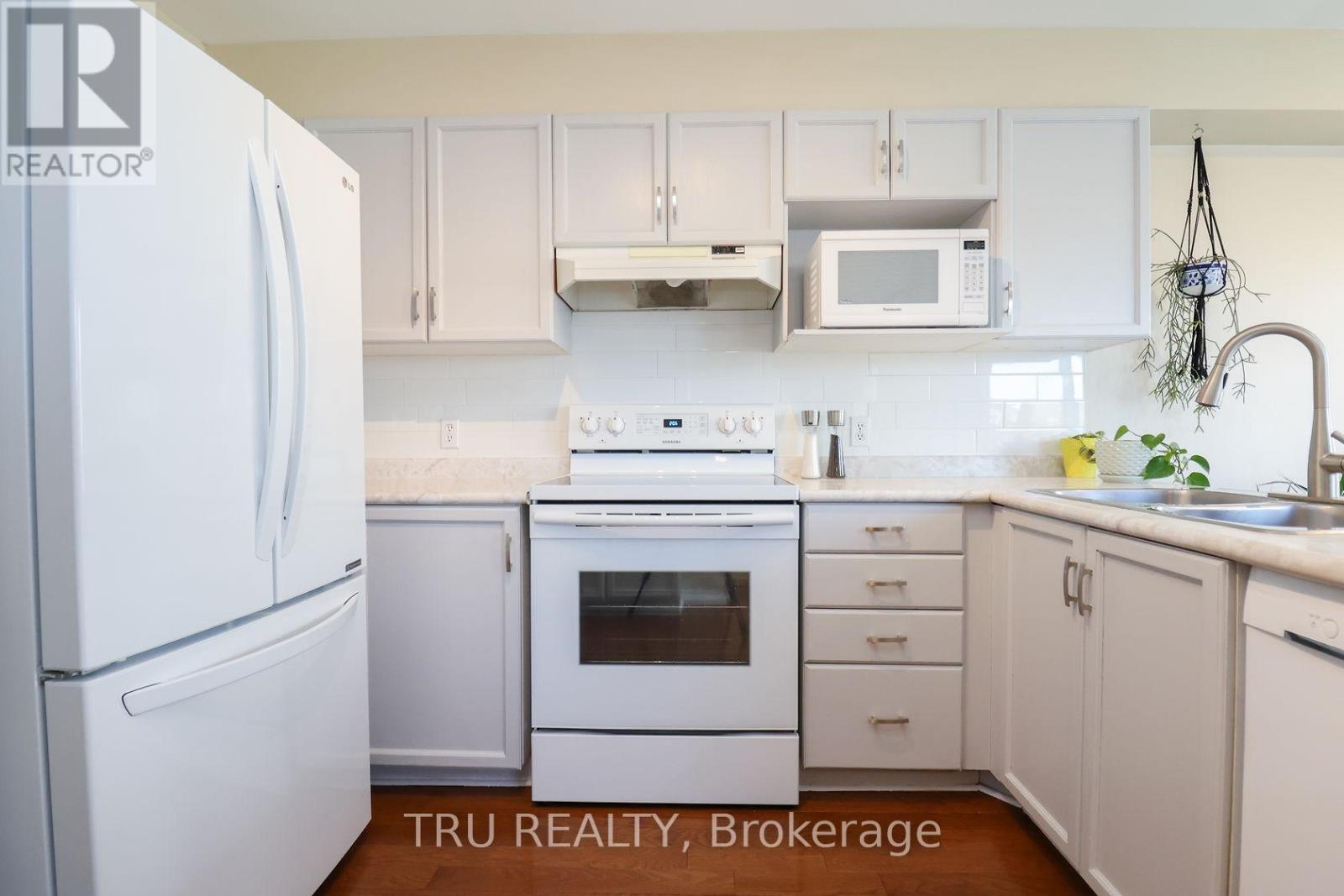 186 Daventry Crescent, Ottawa, ON - Indoor Photo Showing Kitchen With Double Sink