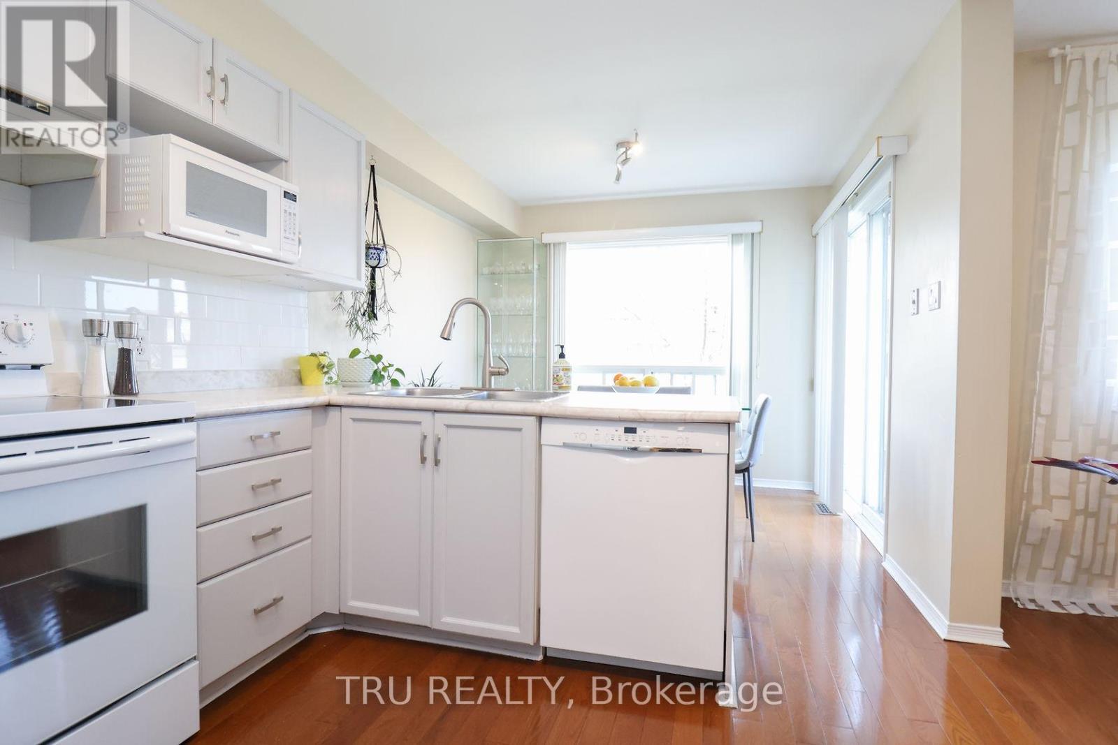 186 Daventry Crescent, Ottawa, ON - Indoor Photo Showing Kitchen With Double Sink