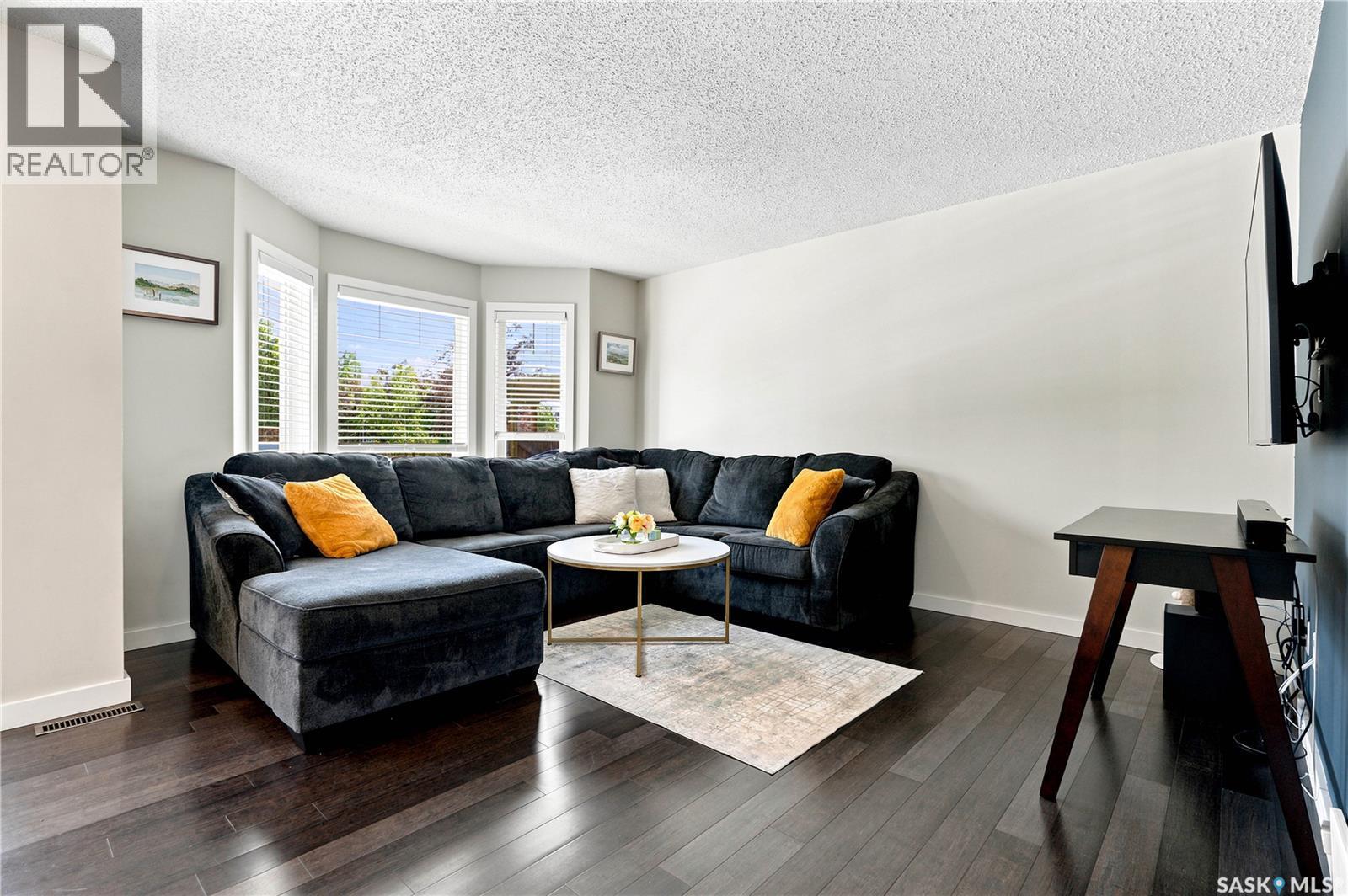 163 135 Ashworth Crescent, Saskatoon, SK - Indoor Photo Showing Living Room