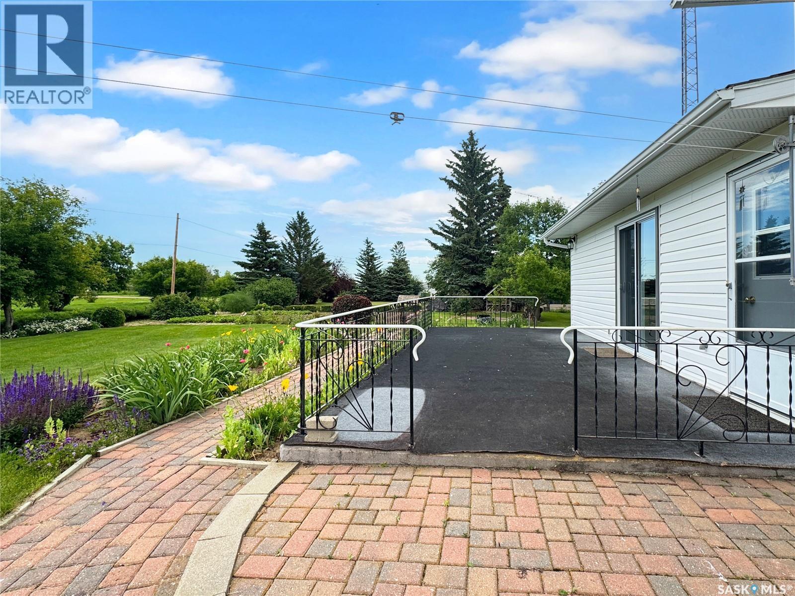 207 3Rd Avenue E, Scott, SK - Outdoor With Deck Patio Veranda