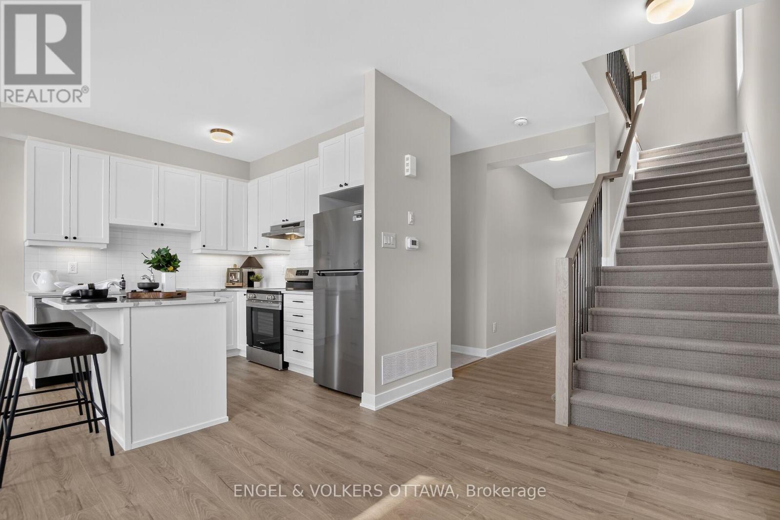 728 Haflinger Row, Ottawa, ON - Indoor Photo Showing Kitchen With Upgraded Kitchen