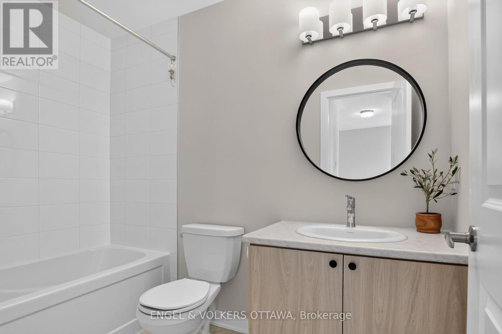 728 Haflinger Row, Ottawa, ON - Indoor Photo Showing Bathroom