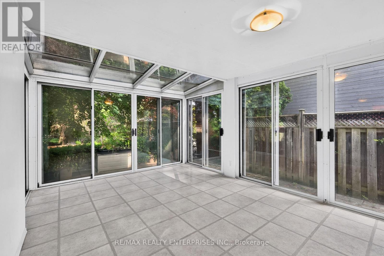 975 Cresthampton Lane, Mississauga, ON - With Exterior