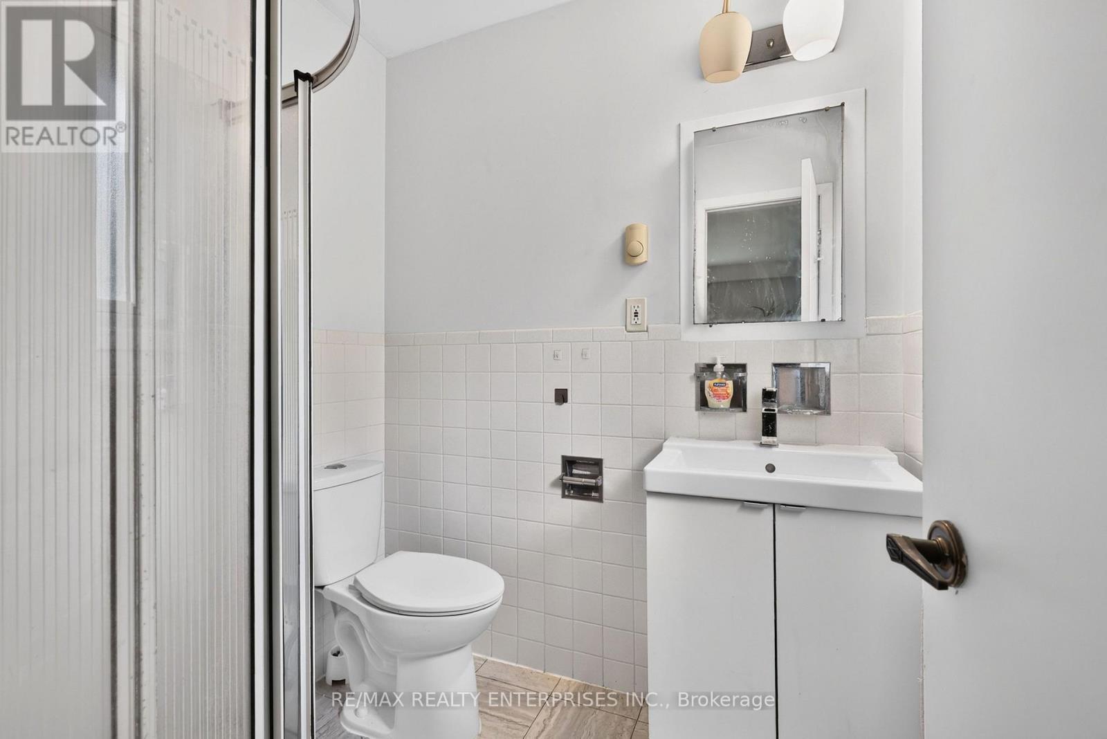 975 Cresthampton Lane, Mississauga, ON - Indoor Photo Showing Bathroom