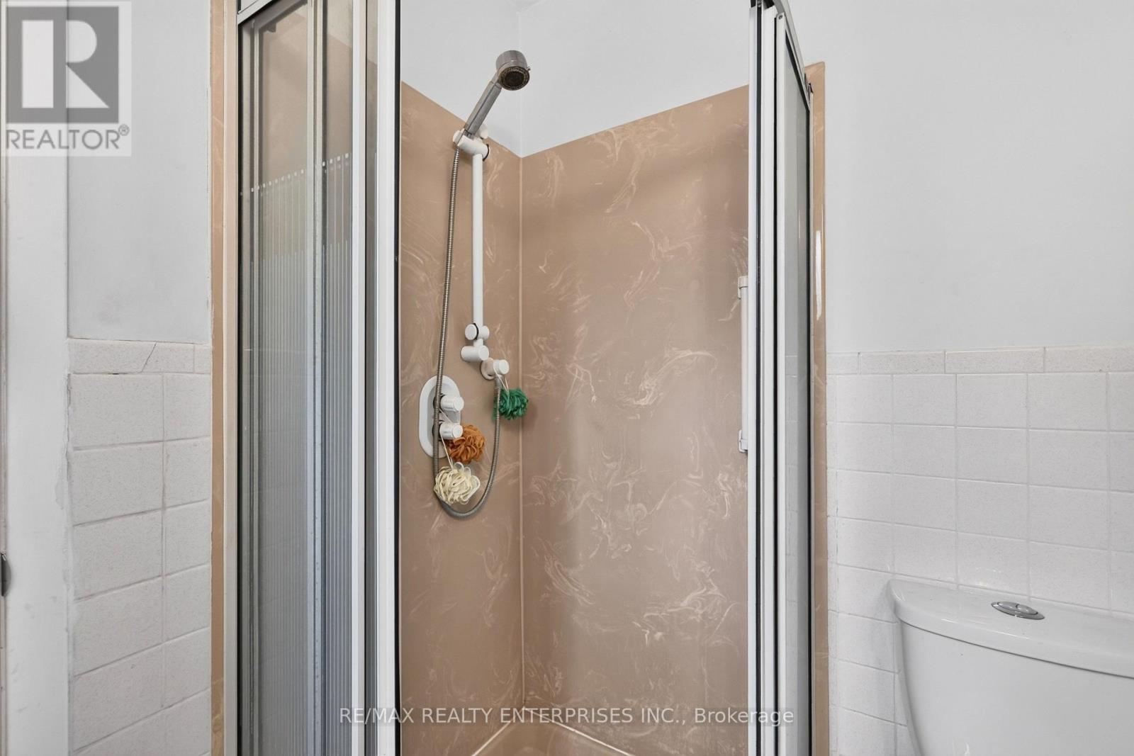 975 Cresthampton Lane, Mississauga, ON - Indoor Photo Showing Bathroom
