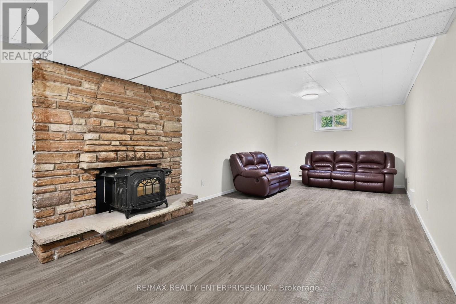 975 Cresthampton Lane, Mississauga, ON - Indoor Photo Showing Living Room With Fireplace
