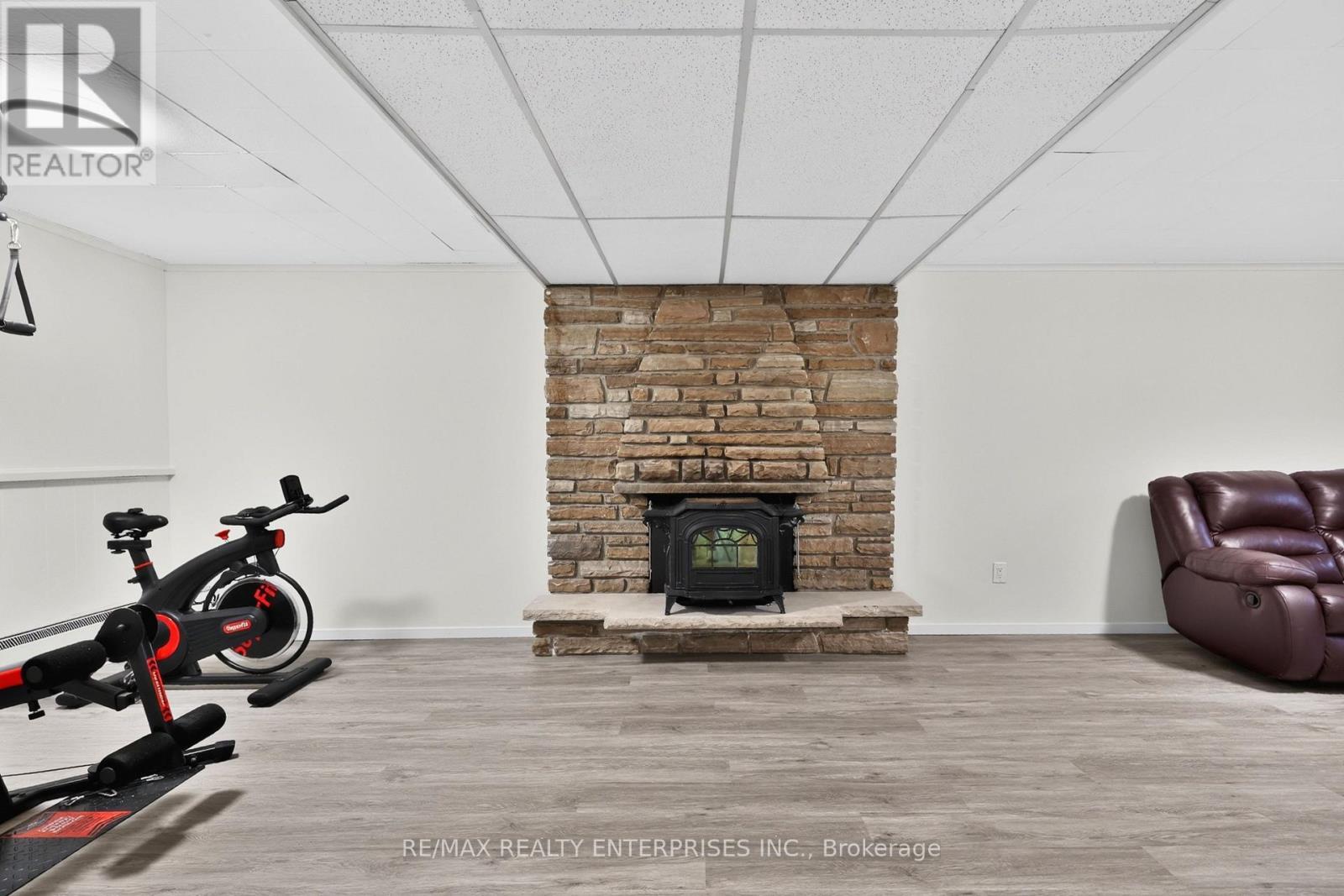 975 Cresthampton Lane, Mississauga, ON - Indoor With Fireplace