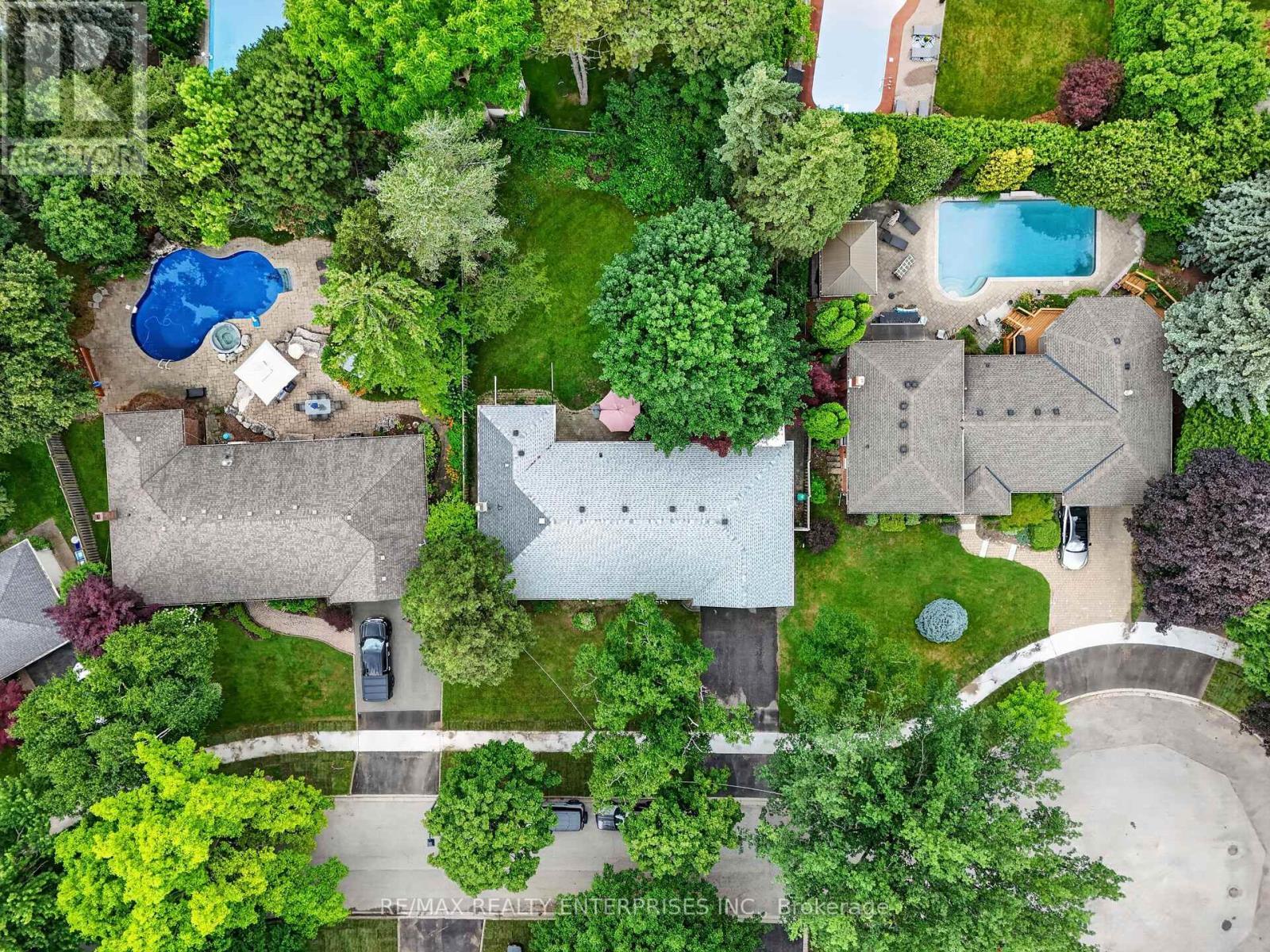 975 Cresthampton Lane, Mississauga, ON - Outdoor With In Ground Pool