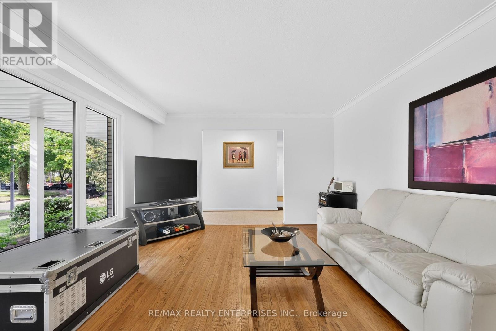 975 Cresthampton Lane, Mississauga, ON - Indoor Photo Showing Living Room