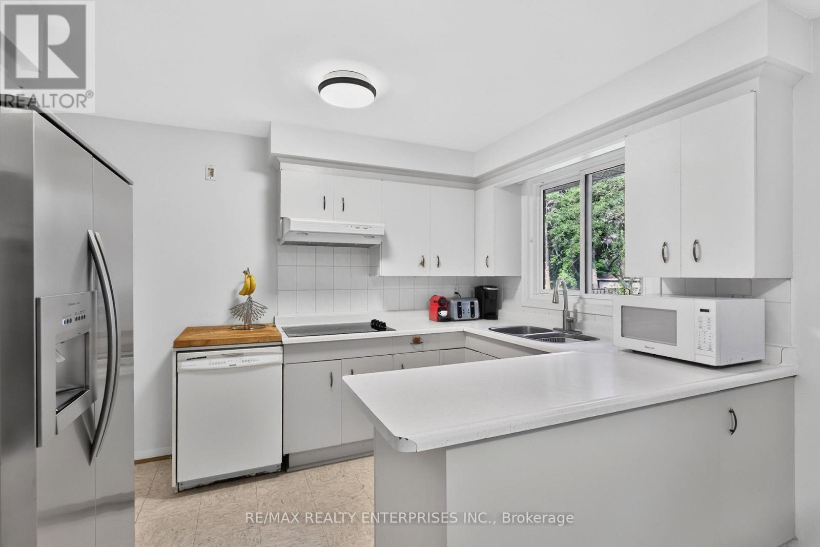 975 Cresthampton Lane, Mississauga, ON - Indoor Photo Showing Kitchen With Double Sink