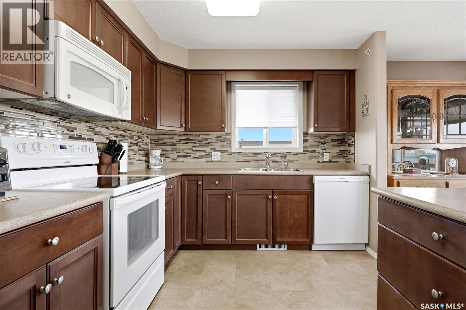 303 6709 Rochdale Boulevard, Regina, SK - Indoor Photo Showing Kitchen With Double Sink