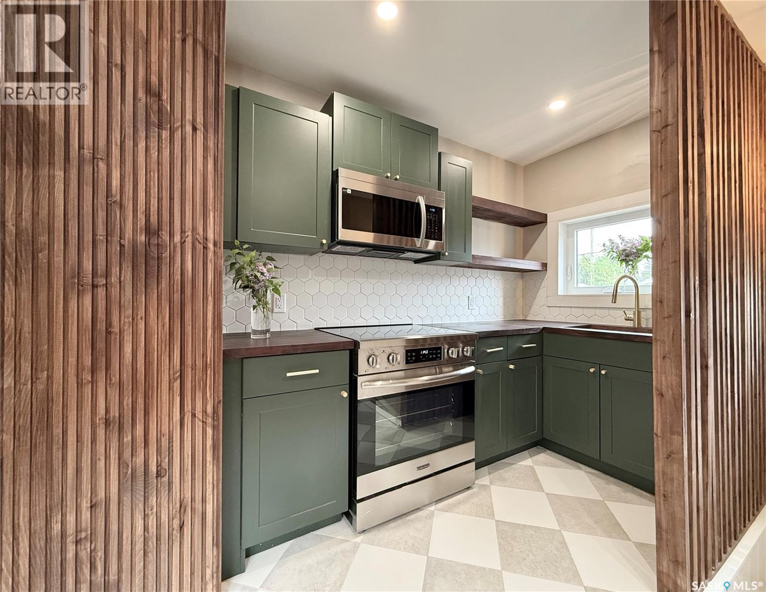 2471 Broder Street, Regina, SK - Indoor Photo Showing Kitchen